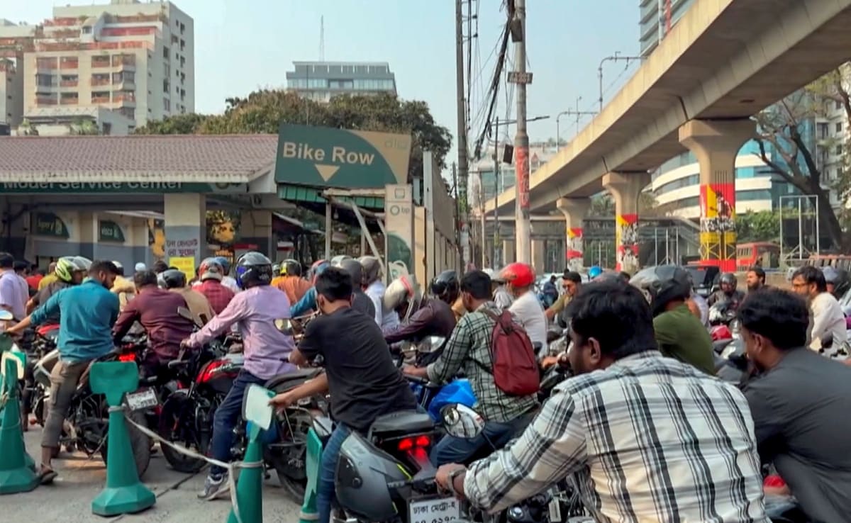 गाड़ियों में तेल भरवाने के लिए बांग्लादेश के एक पेट्रोल पंप पर उमड़ी लोगों की भीड़.