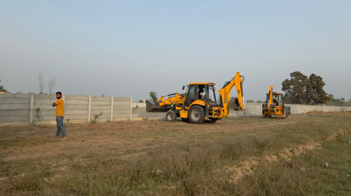 नोएडा एयरपोर्ट के पास गरजा बुलडोजर, 350 करोड़ रुपये की जमीन से हटाया अवैध कब्जा
