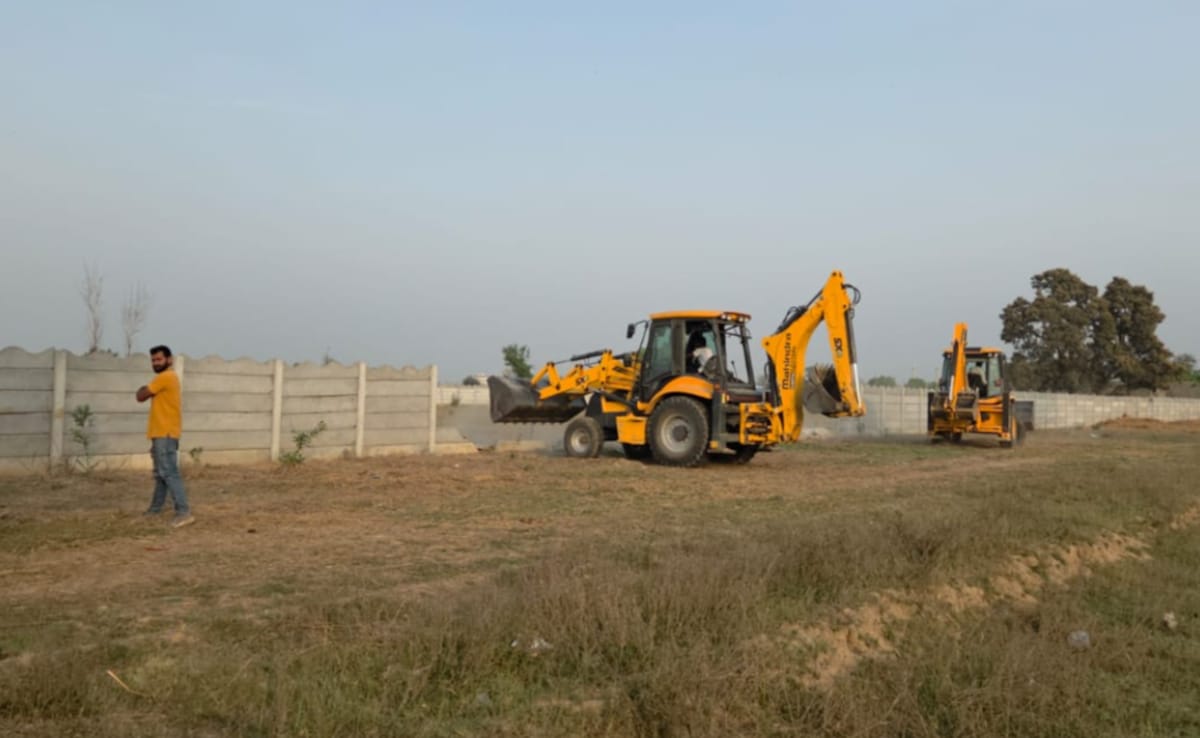 नोएडा एयरपोर्ट के पास गरजा बुलडोजर, 350 करोड़ रुपये की जमीन से हटाया अवैध कब्जा