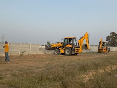 नोएडा एयरपोर्ट के पास गरजा बुलडोजर, 350 करोड़ रुपये की जमीन से हटाया अवैध कब्जा