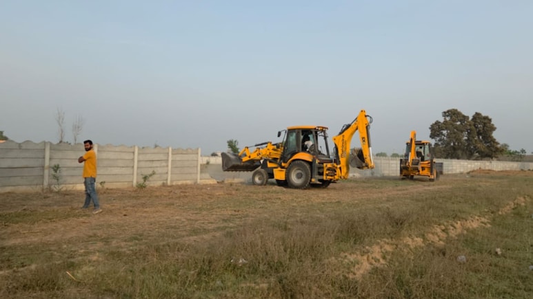नोएडा एयरपोर्ट के पास गरजा बुलडोजर, 350 करोड़ रुपये की जमीन से हटाया अवैध कब्जा
