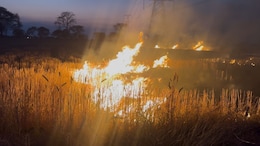 दुर्ग के खिलोरा खुर्द गांव में लगी भीषण आग: 150-200 एकड़ में धधकती रही, कई जानवर जले, 10 एकड़ में खड़ी फसल भी जलकर खाक
