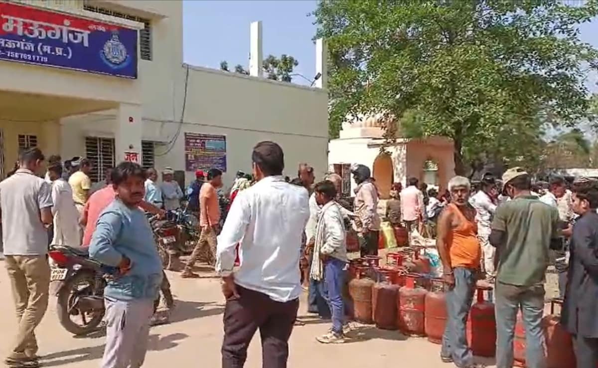 मऊगंज में सिलेंडर की किल्लत, सिलेंडर लेकर थाने पहुंचे ग्रामीण, लोगों ने किया हंगामा