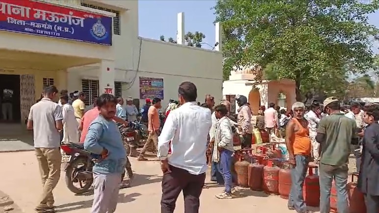 मऊगंज में सिलेंडर की किल्लत, सिलेंडर लेकर थाने पहुंचे ग्रामीण, लोगों ने किया हंगामा