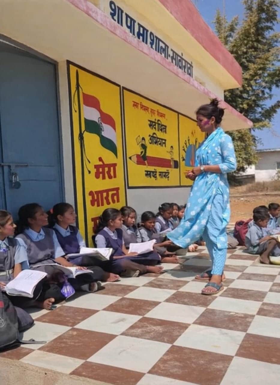 surajpur school locked students study outside teachers absent video viral