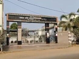 स्कूल में बर्बरता: 9वीं के छात्र को डंडों से पीटा, VIDEO पोस्&zwj;ट कर लिखा-&ldquo;इस बार तो बच गए, दोबारा ऐसा नहीं होगा