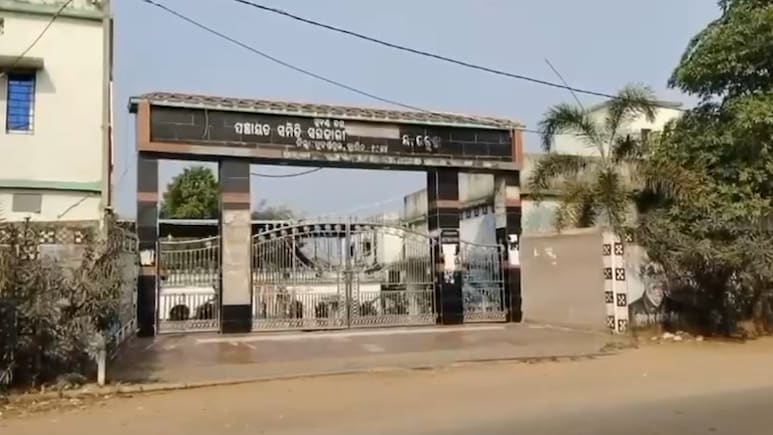 स्कूल में बर्बरता: 9वीं के छात्र को डंडों से पीटा, VIDEO पोस्&zwj;ट कर लिखा-&ldquo;इस बार तो बच गए, दोबारा ऐसा नहीं होगा