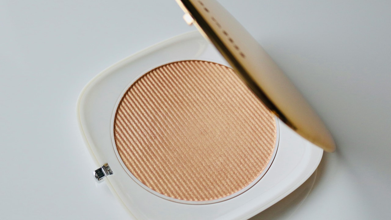 Top Compact Powders For Oily Skin In Humid Weather That Stay Matte All Day