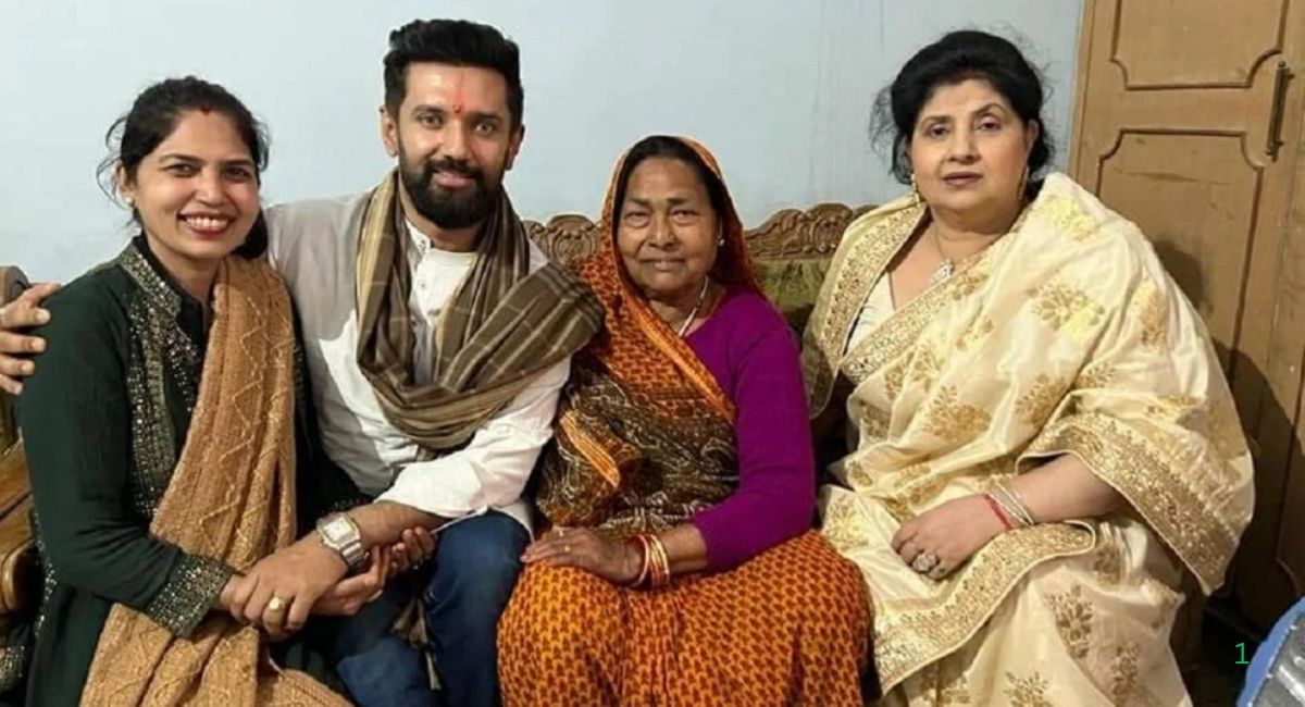 कौन हैं चिराग पासवान की बड़ी मां राजकुमारी देवी? गले लगाकर बेटे को दिया आशीर्वाद