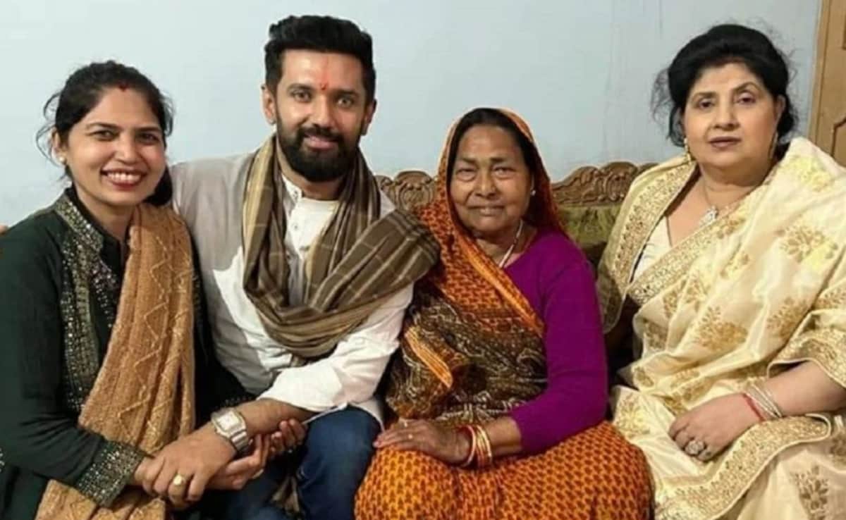 कौन हैं चिराग पासवान की बड़ी मां राजकुमारी देवी? गले लगाकर बेटे को दिया आशीर्वाद