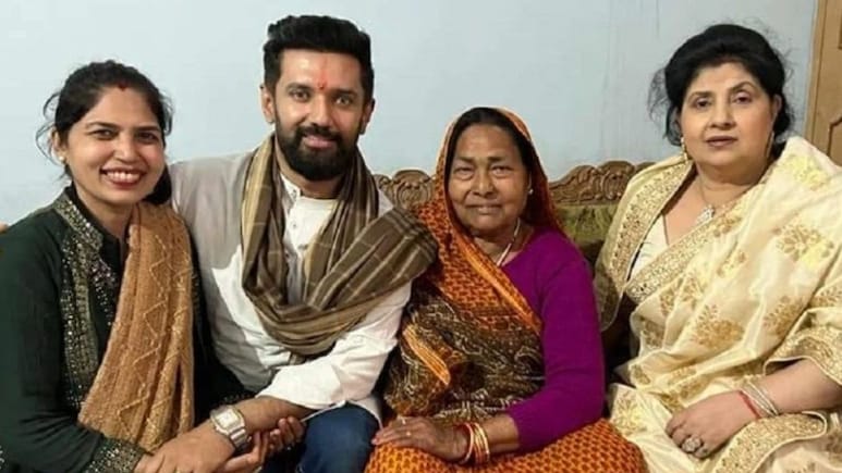 कौन हैं चिराग पासवान की बड़ी मां राजकुमारी देवी? गले लगाकर बेटे को दिया आशीर्वाद