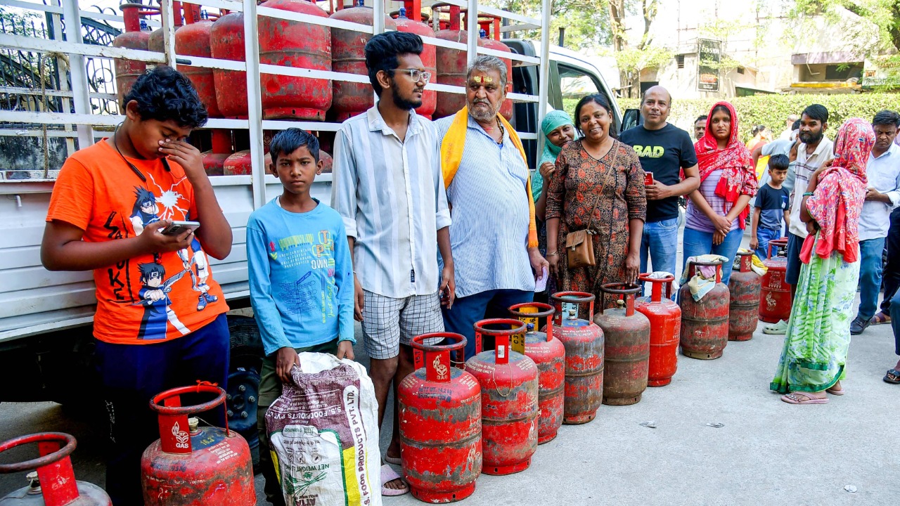गांवों में अब 45 दिन बाद ही बुक होगा LPG सिलेंडर, सरकार ने डिलीवरी समेत ये नियम भी बदले