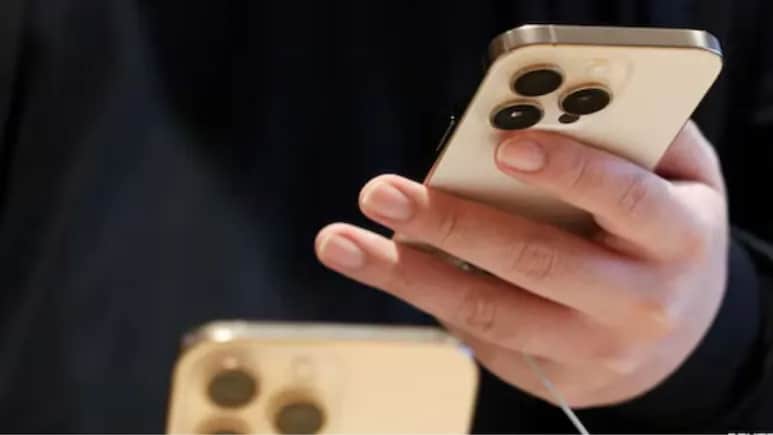 बैक पैनल, बैटरी, कैमरा... दिल्ली में बिक रहे iPhones के नकली पार्ट्स; पुलिस ने 1.6 करोड़ का सामान किया जब्त