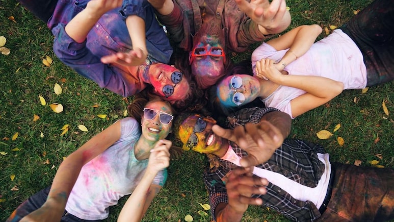 होली पार्टी प्लान कर रहे हैं? WhatsApp के ये 3 कमाल फीचर बचाएंगे ग्रुप चैट की टेंशन से!