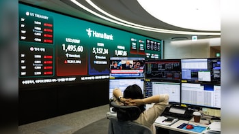 Foreigners Set To Pull Record Capital From Emerging Asia Stocks