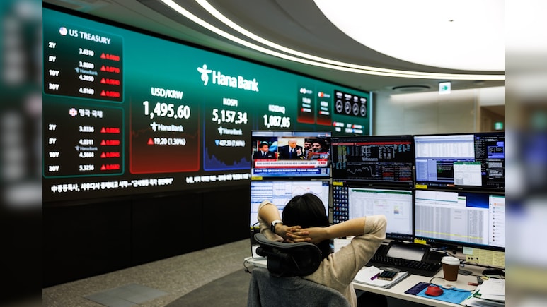 Foreigners Set To Pull Record Capital From Emerging Asia Stocks