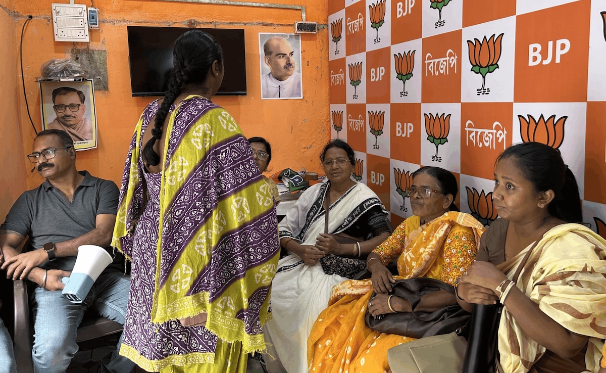Abhayas mother meets BJP workers before the campaign 