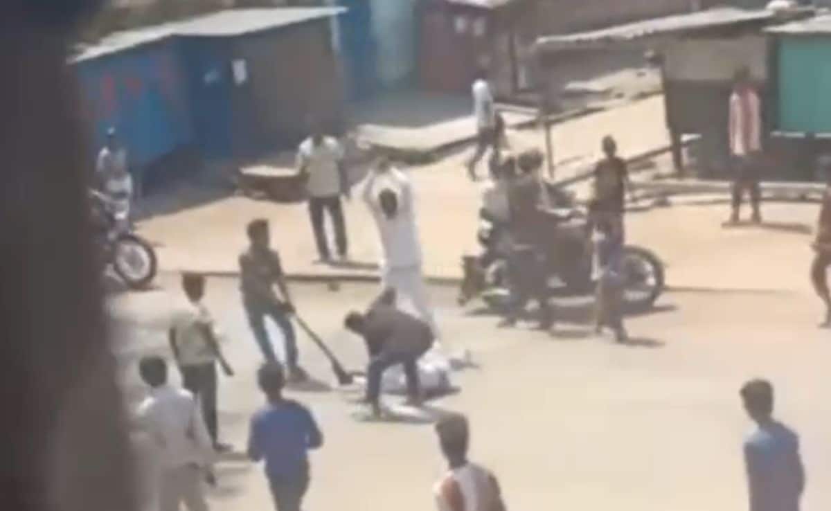 Bihar: रोहतास में खौफनाक हत्या, युवक को सड़क पर रस्सी से बांधकर घसीटा... लाठी डंडों से पीटा