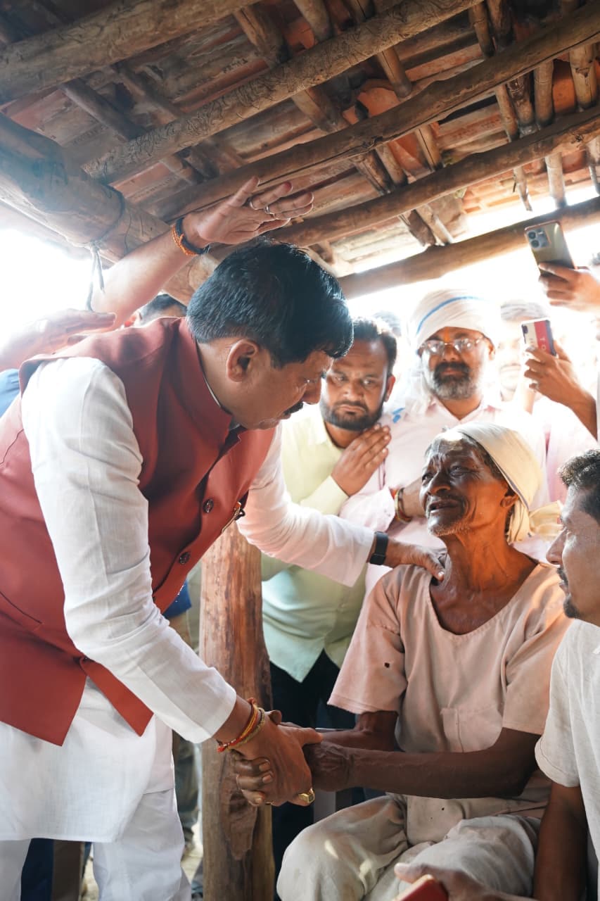 Chhindwara Road Accident: मृतक के परिजनों से मुलाकात करते हुए मुख्यमंत्री डॉ मोहन यादव Chhindwara Road Accident: मृतक के परिजनों से मुलाकात करते हुए मुख्यमंत्री डॉ मोहन यादव