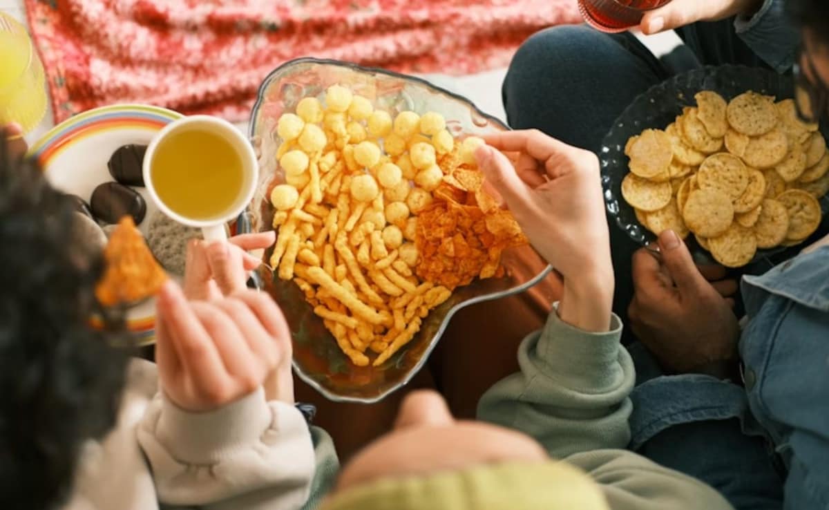 Feeling Hungry After An Early Dinner? Follow These Tips To Prevent Late-Night Snacking