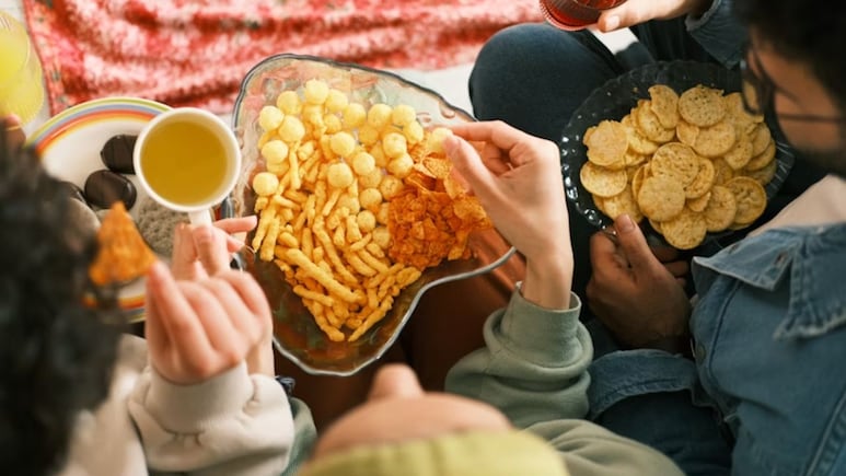 Feeling Hungry After An Early Dinner? Follow These Tips To Prevent Late-Night Snacking