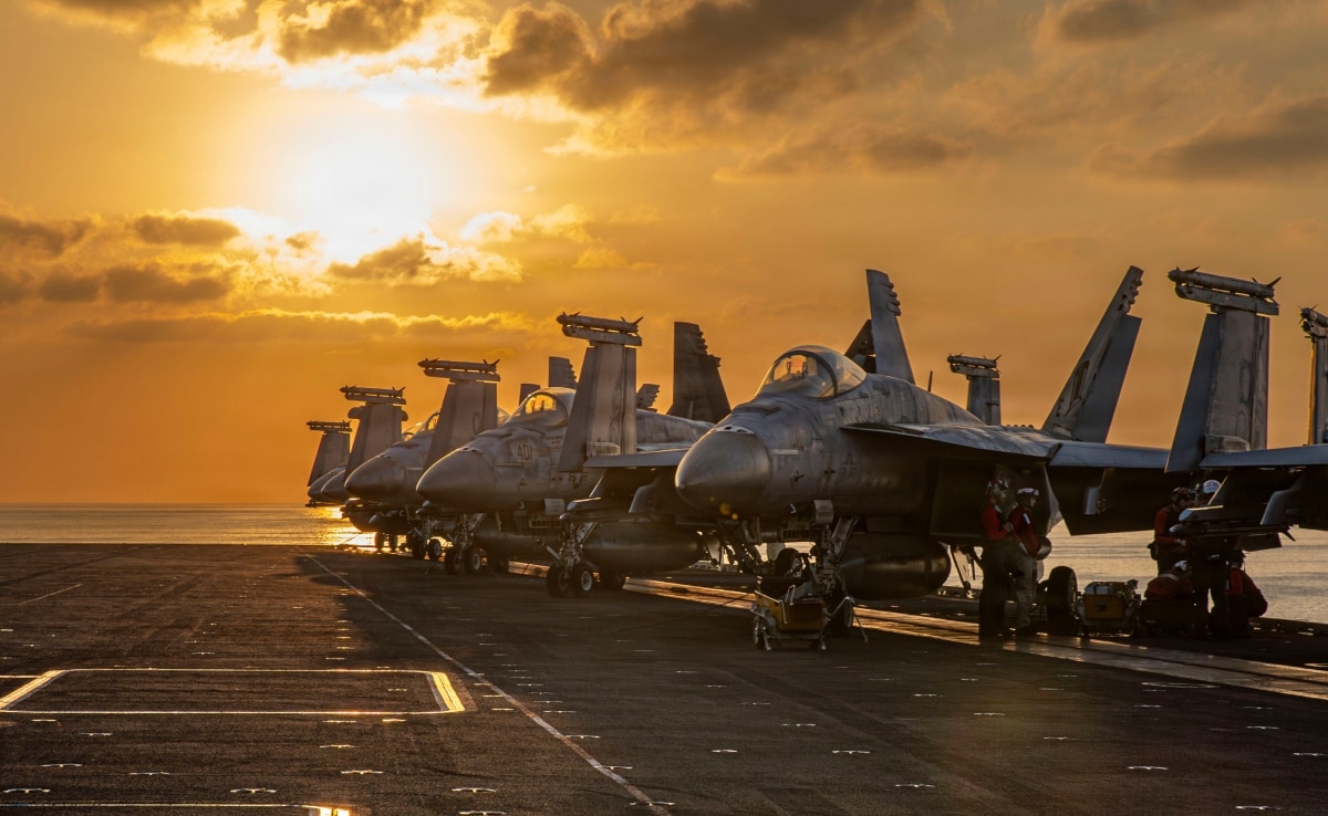 अमेरिकी युद्धपोत अब्राह्म लिंकन पर तैनात लड़ाकू हवाई जहाज.
