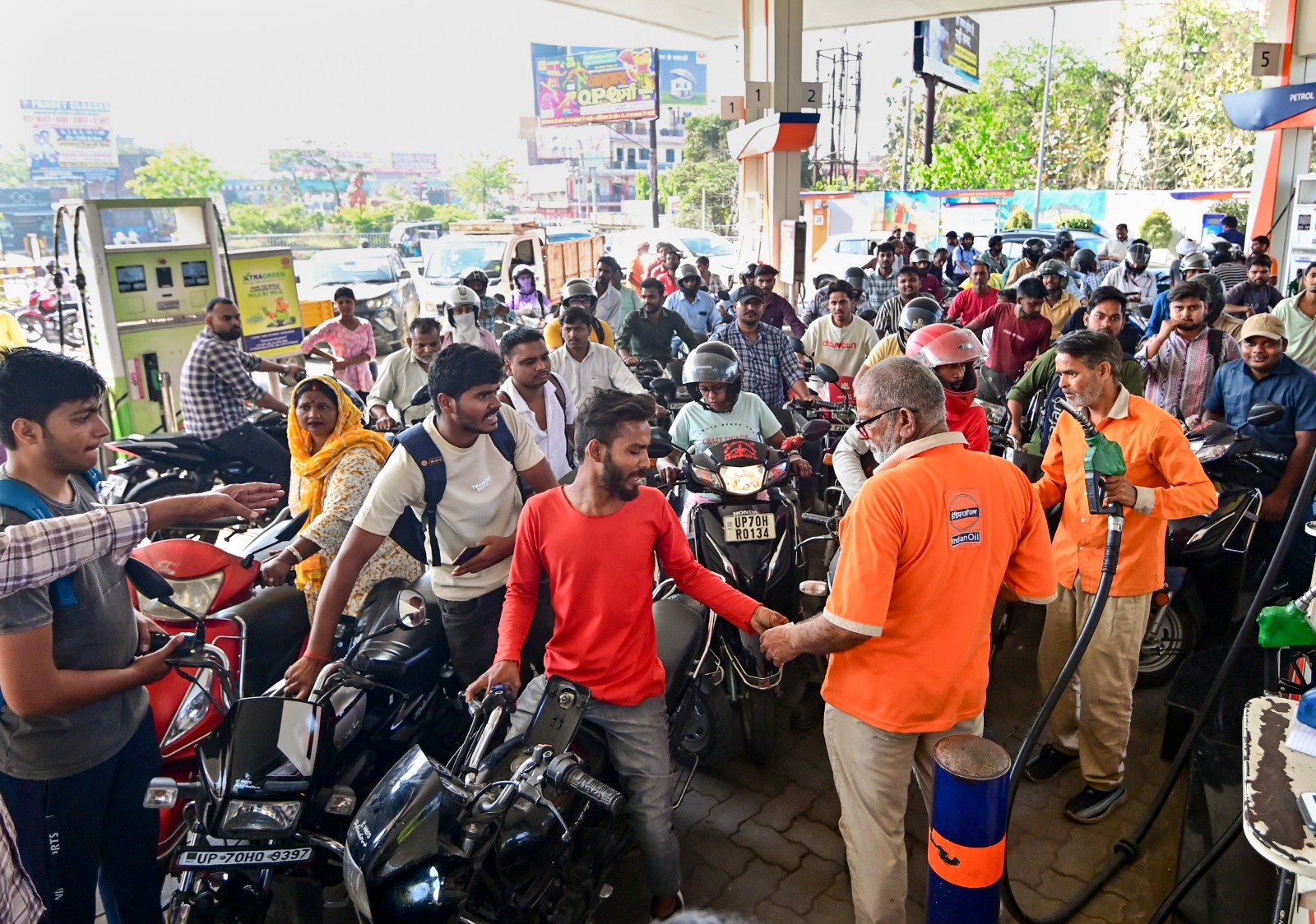 Fuel Crisis: पेट्रोल-डीजल और LPG गैस सिलेंडर की टेंशन न लें, 3 दिन में PNG कनेक्शन मिलेगा, कमर्शियल का कोटा 50% बढ़ा