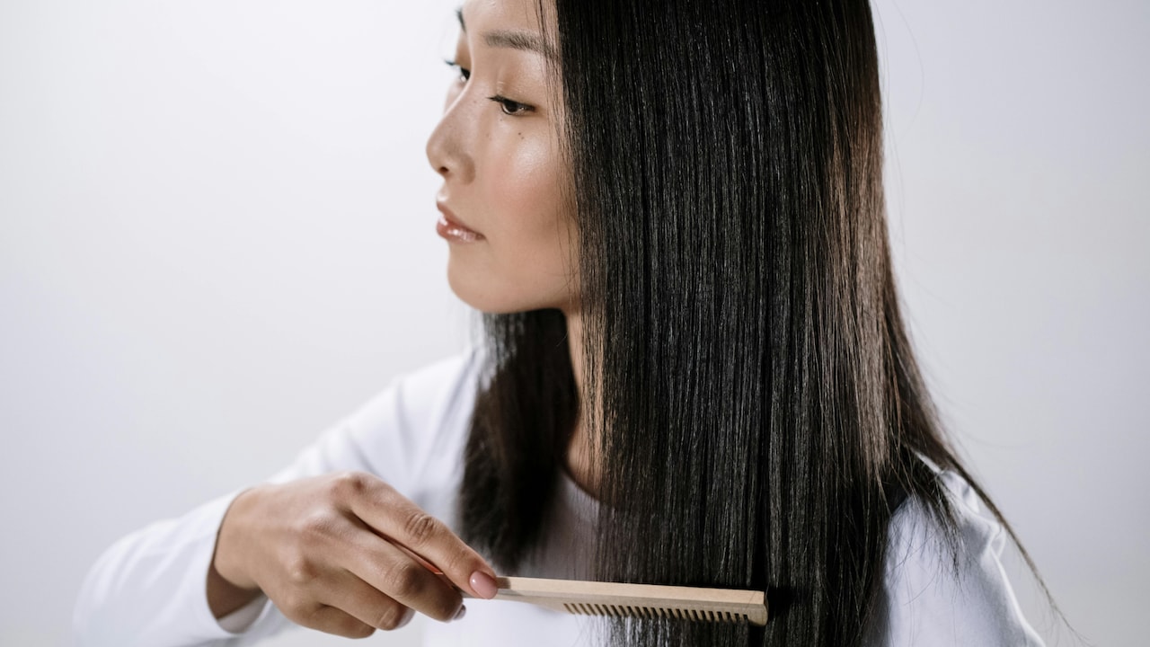 गर्मियों में चिपचिपे बालों से आप भी होते हैं परेशान? ये आयुर्वेदिक तेल दिलाएंगे हर समस्या से राहत