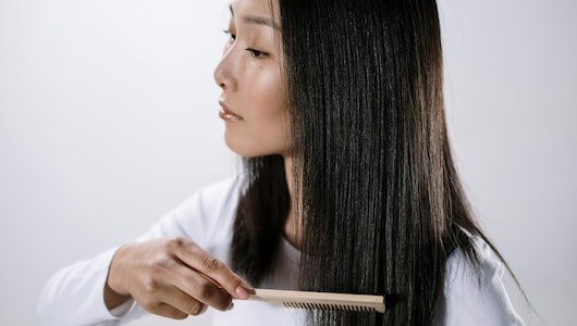 गर्मियों में चिपचिपे बालों से आप भी होते हैं परेशान? ये आयुर्वेदिक तेल दिलाएंगे हर समस्या से राहत