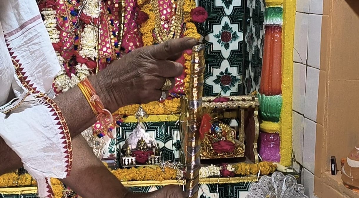 Ram Navami 2026: मंदिर के पुजारी बाण के बारे में बताते हुए