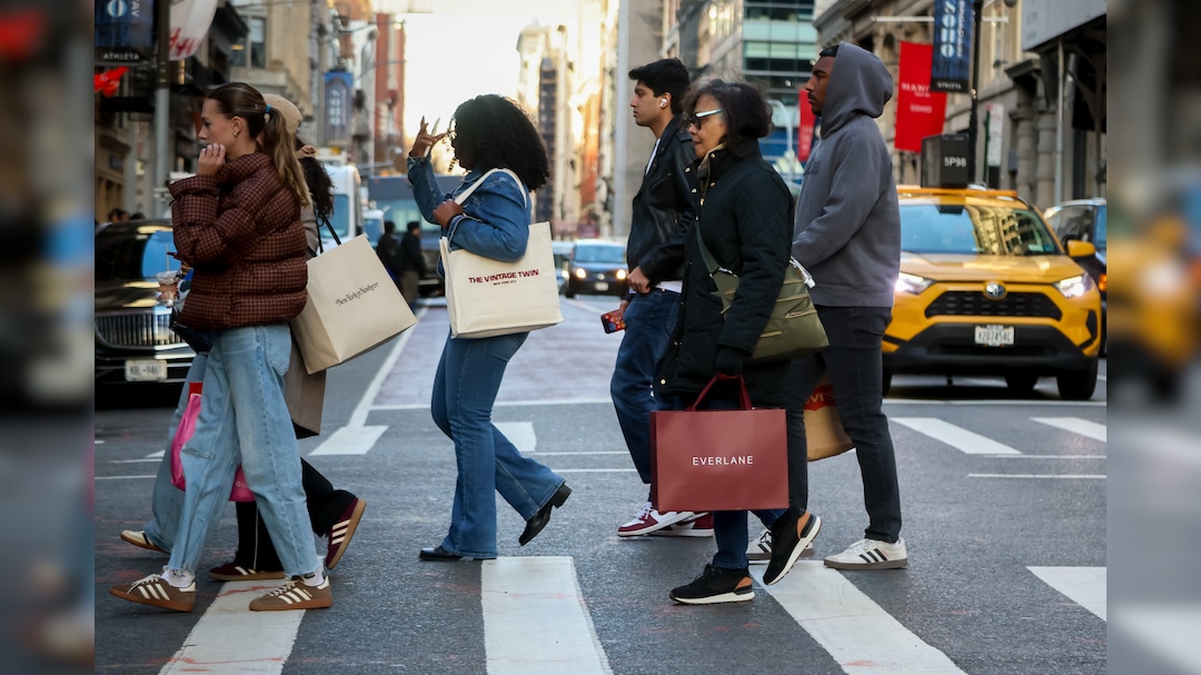 US Consumer Spending Barely Rises After Weaker GDP Growth