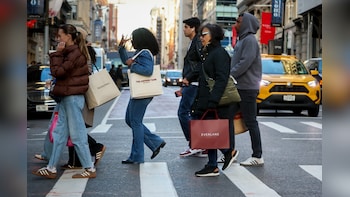 US Consumer Spending Barely Rises After Weaker GDP Growth