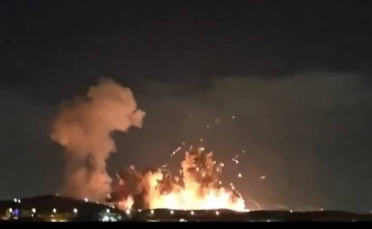अमेरिका का ईरान पर बड़ा हमला, 2000 पाउंड का 'बंकर-बस्टर बम' दाग इस्फहान को दहलाया, ट्रंप ने शेयर किया VIDEO