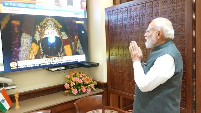 हाथ जोड़े, ताली बजाई.. पीएम नरेंद्र मोदी ने PMO से कुछ यूं किया रामलला के सूर्यतिलक के दर्शन