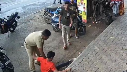 Pune News: खाकीची अरेरावी! साध्या विनंतीनंतरही पोलिसाचा संयम सुटला, भर रस्त्यात विद्यार्थ्याला बेदम मारहाण