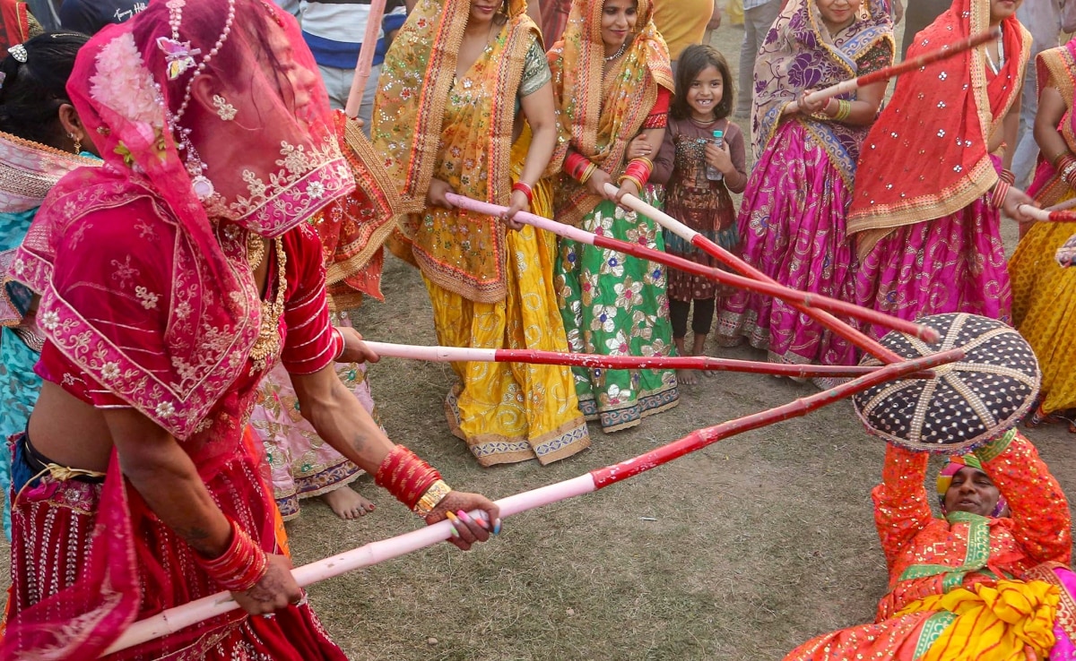 लठमार होली केवल खेल नहीं, बल्कि सामाजिक संबंधों का उलटफेर भी है, जहां एक दिन के लिए  ही सही शक्ति संतुलन बदल जाता है.