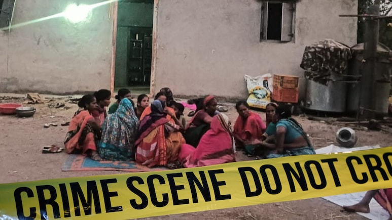 Sangli Crime: महाराष्ट्र हादरला! बापाने 2 मुलींना रात्रभर उलटं टांगलं, पुढे खूपच भयानक घडलं, धक्कादायक कारण...