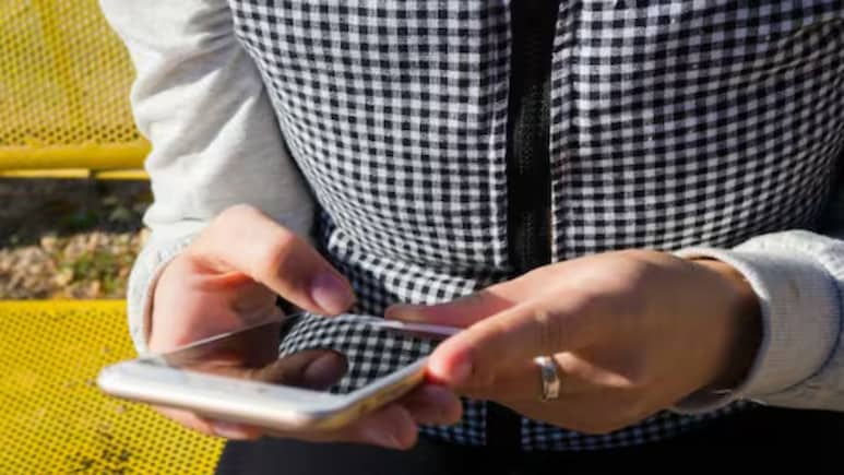 Women&rsquo;s Day 2026: हर महिला के मोबाइल में जरूर होने चाहिए ये 3 सेफ्टी ऐप, मुसीबत में तुरंत मिलेगी मदद