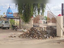 बिजली विभाग और नगर परिषद के बीच जंग! बिल मांगने पर नाराज परिषद ने ऑफिस गेट पर डाला कचरा