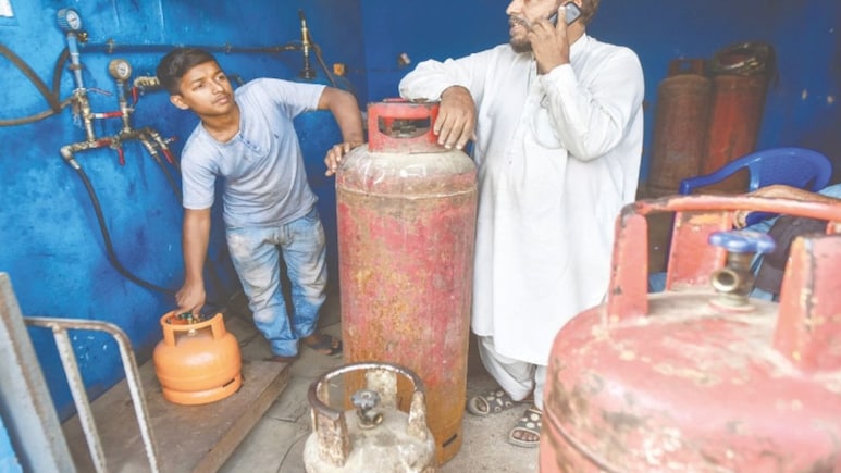 रमजान में कराची बेहाल, 15 घंटे की अघोषित गैस कटौती, 50% आपूर्ति घटी, जनता में हाहाकार