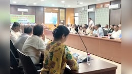 मंत्री की बैठक के दौरान रील देखने में व्यस्त थीं अधिकारी, वीडियो आया सामने; अब गिरेगी गाज