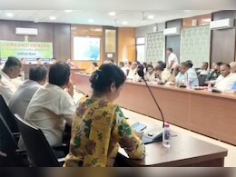 मंत्री की बैठक के दौरान रील देखने में व्यस्त थीं अधिकारी, वीडियो आया सामने; अब गिरेगी गाज