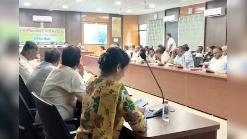 मंत्री की बैठक के दौरान रील देखने में व्यस्त थीं अधिकारी, वीडियो आया सामने; अब गिरेगी गाज