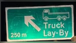 हाईवे पर लगे हरा Truck Lay-By बोर्ड का क्या मतलब होता है? ड्राइवर के लिए जरूरी जानकारी