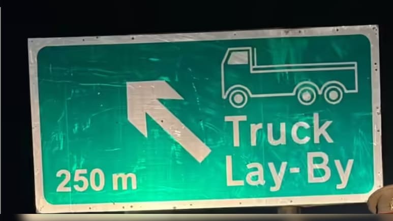 हाईवे पर लगे हरा Truck Lay-By बोर्ड का क्या मतलब होता है? मतलब जानकर हैरान रह जाएंगे