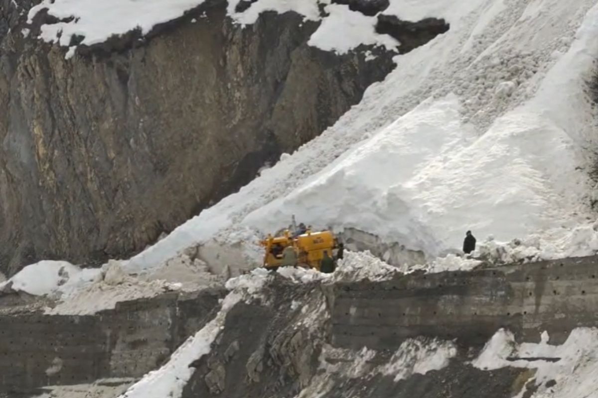 जोजिला दर्रे में हिमस्खलन से महिला-बच्चे समेत 3 की गई जान, बर्फ और मलबे में फंसी गाड़ियां, रेस्क्यू जारी