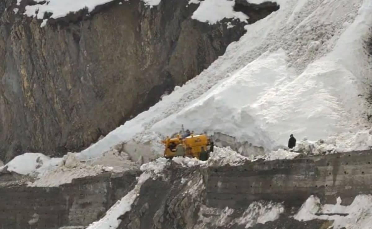 जोजिला दर्रे में हिमस्खलन से महिला-बच्चे समेत 3 की गई जान, बर्फ और मलबे में फंसी गाड़ियां, रेस्क्यू जारी