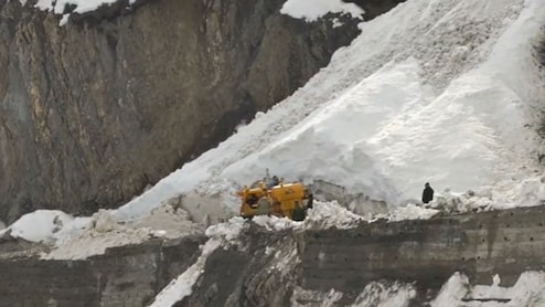 जोजिला दर्रे में हिमस्खलन से महिला-बच्चे समेत 3 की गई जान, बर्फ और मलबे में फंसी गाड़ियां, रेस्क्यू जारी