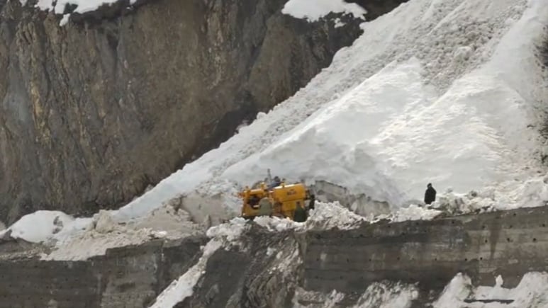 जोजिला दर्रे में हिमस्खलन से महिला-बच्चे समेत 3 की गई जान, बर्फ और मलबे में फंसी गाड़ियां, रेस्क्यू जारी