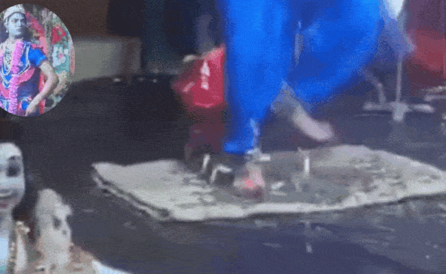 धारदार ब्लेडों पर भगवान कृष्ण बनकर नंगे पैर नाचता रहा शख्स, हैरतअंगेज नजारा देंगे लोगों ने दबा ली दांतों तले उंगलियां